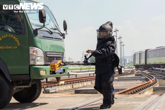 Thông qua diễn tập, các lực lượng kiểm tra khả năng huy động nhân lực, phương tiện và cơ chế phối hợp khi xảy ra tình huống đe dọa an ninh, an toàn trên tuyến metro. Đây cũng là dịp để các đơn vị rà soát quy trình xử lý, từ khi tiếp nhận thông tin, tổ chức lực lượng đến triển khai các phương án giải cứu và khắc phục sự cố.