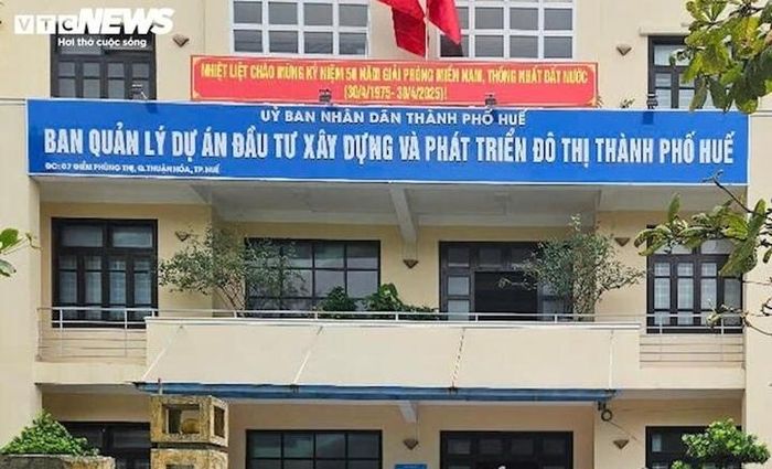 Ban Quản lý dự án đầu tư xây dựng Nam Sông Hương được UBND TP Huế thành lập trên cơ sở tổ chức lại Ban Quản lý dự án đầu tư xây dựng và phát triển đô thị và Ban Quản lý dự án đầu tư xây dựng khu vực 3