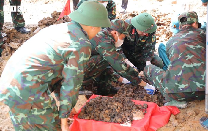 Từ sáng sớm, thời tiết khu vực đã nắng nóng nhưng hàng chục cán bộ, chiến sĩ, các lực lượng chức năng vẫn tích cực sử dụng các phương tiện chuyên dụng đào bới, tìm kiếm các vị trí nghi có hài cốt để cất bốc, chuyển về nhà quản tạm thời.
