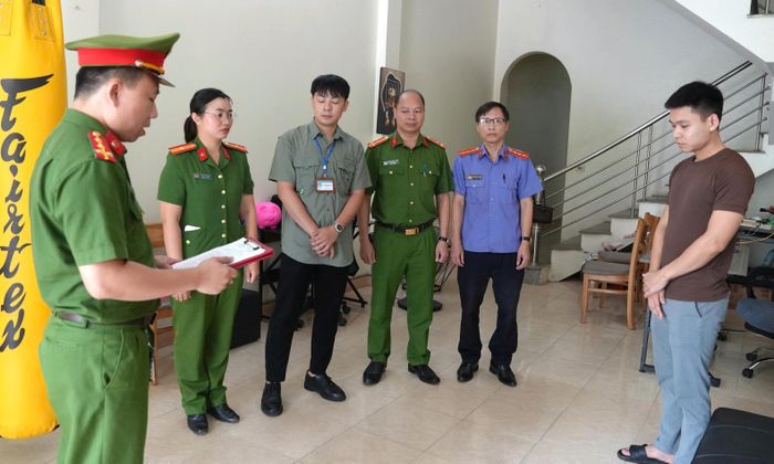 Cơ quan CSĐT Công an tỉnh Lào Cai đọc quyết định khởi tố vụ án, khởi tố bị can đối với Ngô Bá Mạnh. (Ảnh: Công an tỉnh Lào Cai)