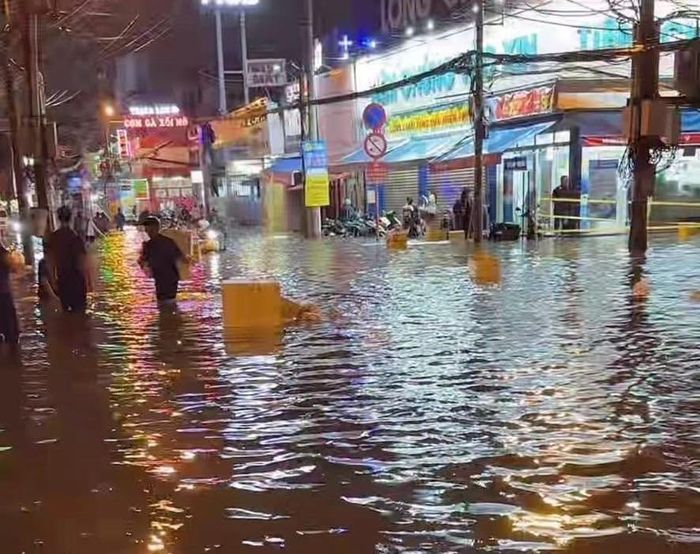 Nước ngập lênh láng, cuốn theo nhiều thùng xốp đựng rác trôi nổi khắp nơi. (Ảnh: B.L)