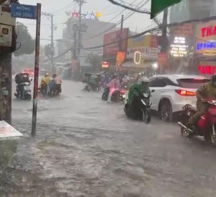 Cơn mưa kéo dài khiến đường Linh Đông, TP.HCM bắt đầu ngập nước từ lúc tan tầm. (Ảnh: B.L)