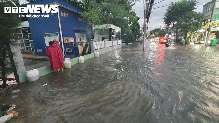Đường Cây Keo, phường Tam Bình, TP.HCM cũng ngập trong nước sau trận mưa lớn.