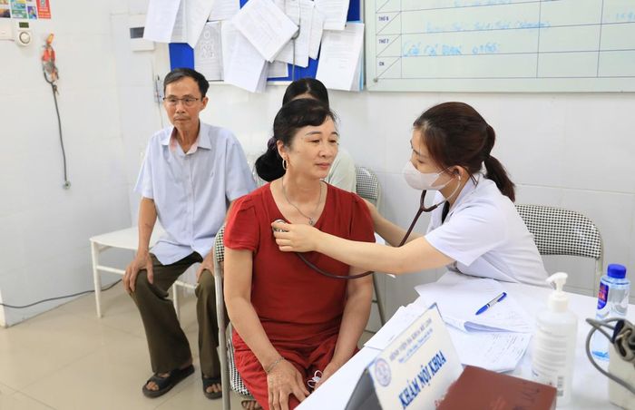 Khám sức khỏe miễn phí cho người dân tại xã Yên Lãng. Ảnh: Phạm Hùng
