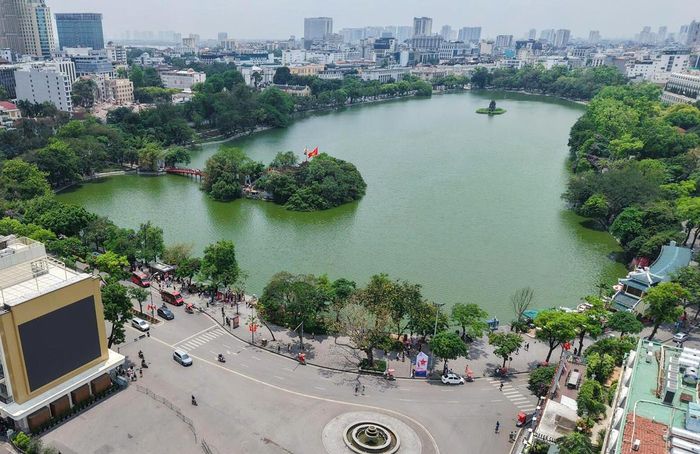 Hồ Gươm nhìn từ trên cao. Ảnh: Viên Minh