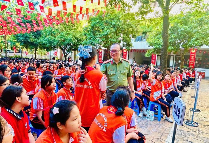 TS. Thượng tá Đào Trung Hiếu trong buổi tuyên truyền về văn hoá đọc cho học sinh. Ảnh: NVCC
