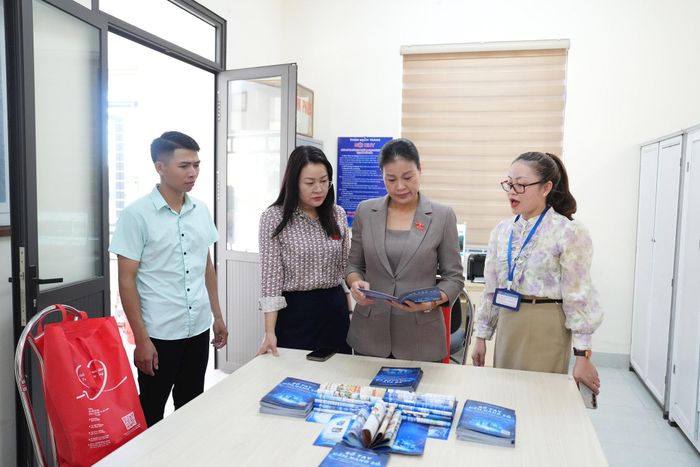Ban Văn hóa - Xã hội HĐND thành phố khảo sát tại nhà văn hóa thông Mạch Tràng, xã Đông Anh. Ảnh: Vân Hà
