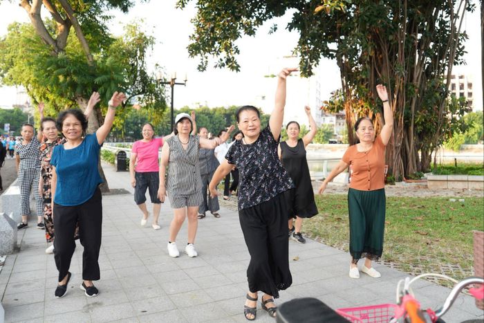 Người dân tập thể dục tại không gian công cộng ở hồ Ba Mẫu (địa bàn phường Văn Miếu - Quốc Tử Giám). Ảnh: Vân Hà