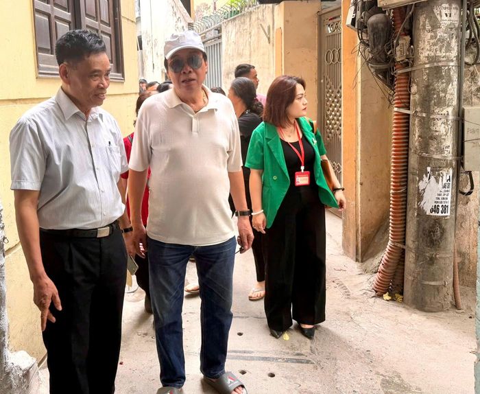 Người cao tuổi phường Ô Chợ Dừa tham gia cùng đoàn kiểm tra, giám sát thực tế tại khu dân cư. Ảnh: H.Duy