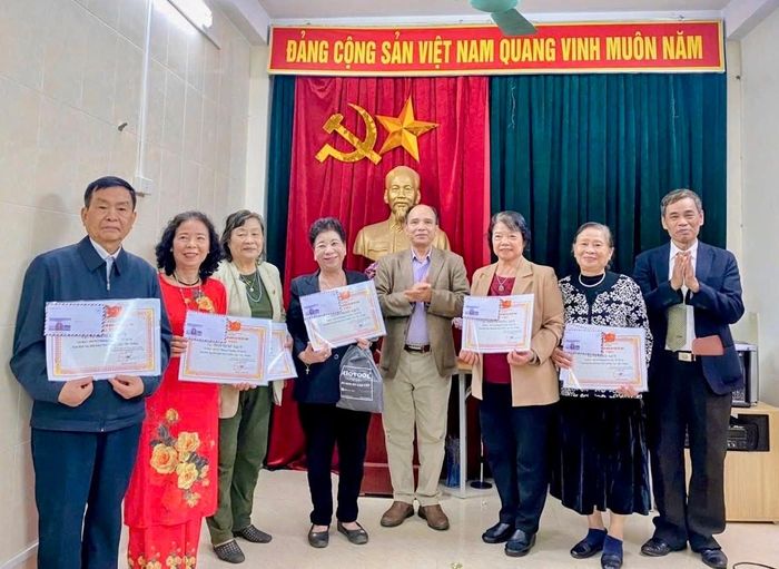 Hội Người cao tuổi phường Ô Chợ Dừa tổ chức chúc thọ, mừng thọ hội viên cao tuổi trên địa bàn. Ảnh: H.Duy