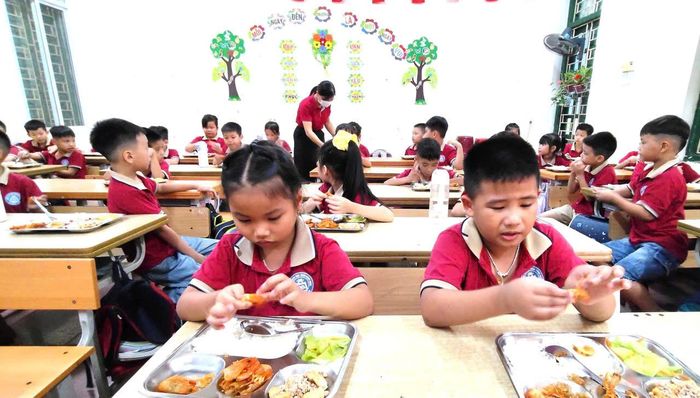 Giờ ăn trưa vui vẻ tại trường Tiểu học Cổ Đông, xã Đoài Phương. Ảnh: PV