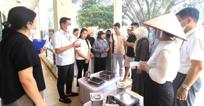 Lãnh đạo xã Đoài Phương thường xuyên kiểm tra tại các cơ sở giáo dục trên địa bàn. Ảnh: Thùy Nam