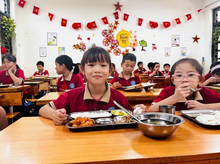 Em Vương Gia Hân, học sinh trường Tiểu học Cổ Đông thích thú với những bữa ăn tại trường. Ảnh: Trần Hằng