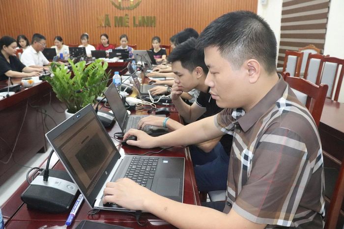 Sau rà soát, làm sạch dữ liệu đất đai, cán bộ Chi nhánh Văn phòng đăng ký đất đai Mê Linh nhập lên hệ thống dữ liệu quốc gia. Ảnh: Hoàng Sơn