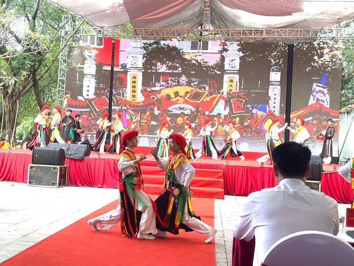Các em nhỏ say xưa với điệu múa Trống Bồng độc đáo của làng Triều Khúc. Ảnh: Đào Tuyết