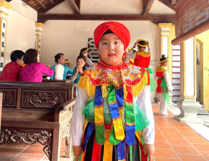 Em Nguyễn Duy Phúc, 8 tuổi, học sinh Trường THCS Tân Triều tự hào khi được tham gia điệu múa độc đáo của làng Triều Khúc. Ảnh: Đào Tuyết