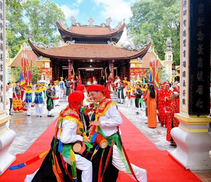 Điệu múa Trống Bồng của làng Triều Khúc, loại hình nghệ thuật dân gian độc đáo đã được ghi danh là Di sản văn hóa phi vật thể quốc gia. Ảnh: Đào Tuyết