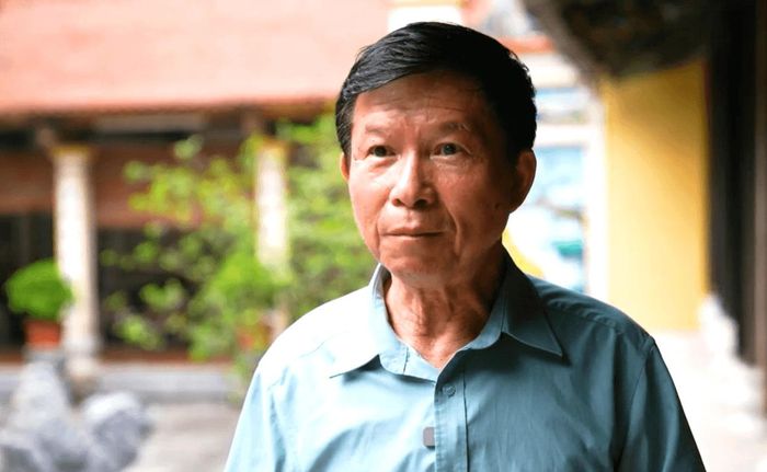 Nhà nghiên cứu văn hóa dân gian Nguyễn Duy Nghệ chia sẻ về điệu múa Trống Bồng. Ảnh: Đào Tuyết