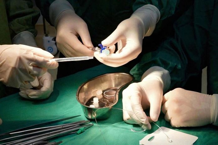 Quả bóng "đặc biệt" và các thiết bị y tế được sử dụng để gây bít khí quản thai nhi trong kỹ thuật FETO. Ảnh: Bệnh viện Phụ sản trung ương