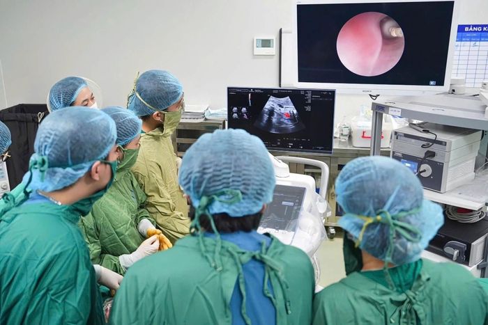 Phẫu thuật FETO được thực hiện qua hệ thống nội soi. Ảnh: Bệnh viện Phụ sản trung ương