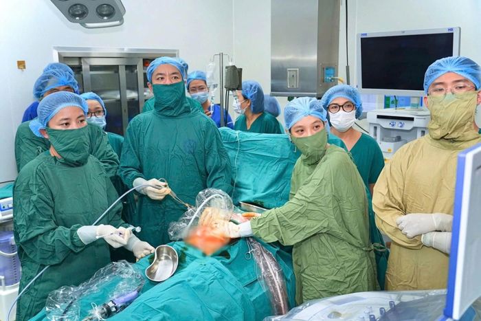 Ê-kip các bác sĩ Trung tâm Y học bào thai thực hiện ca phẫu thuật FETO (nội soi buồng ối đặt bóng gây bít khí quản thai nhi điều trị thoát vị hoành bẩm sinh) đầu tiên tại Việt Nam. Ảnh: Bệnh viện Phụ sản trung ương