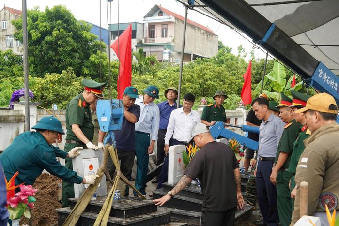 Đồng chí Phí Minh Hải trực tiếp kiểm tra, chỉ đạo việc hoàn trả phần mộ sau khi lấy mẫu hài cốt liệt sĩ. Ảnh: Lan Oanh