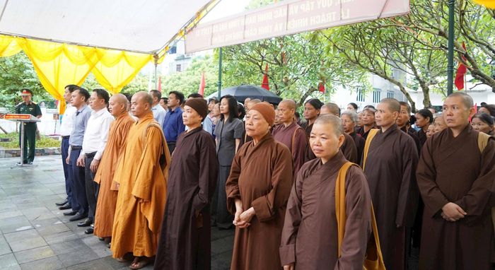 Tại cả 5 nghĩa trang, phường Chương Mỹ đều tổ chức lễ cầu siêu trước khi khai quật, lấy mẫu hài cốt liệt sĩ. Ảnh: Lan Oanh