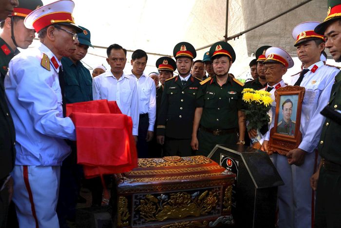 Sau nghi thức thu Quốc kỳ, hài cốt liệt sĩ Nguyễn Văn Chinh được an táng tại Nghĩa trang liệt sĩ Thụy Hương. Ảnh: Kim Nhuệ
