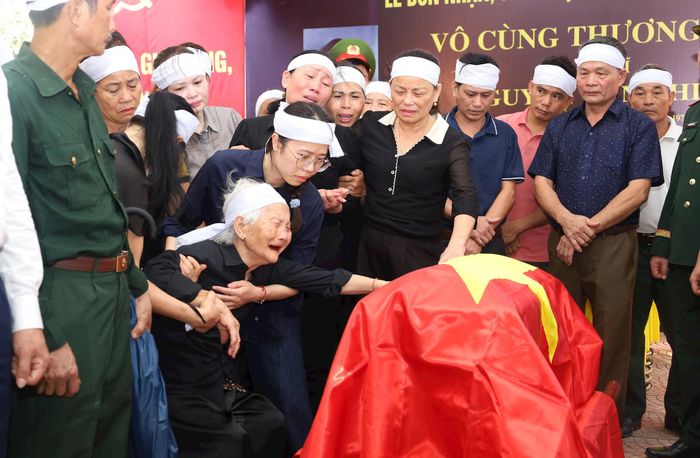 Bà Ngô Thị Điệu không nén được xúc động trong ngày đón người chồng đã hy sinh hơn 53 năm trước trở về quê hương. Ảnh: Kim Nhuệ