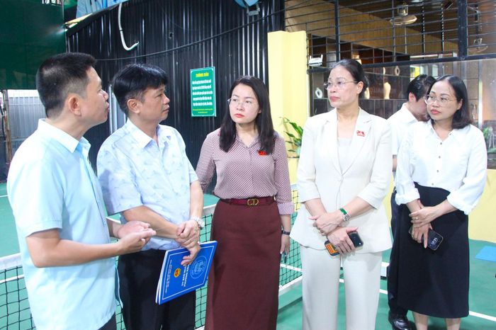 Đoàn giám sát của Ban Văn hóa - Xã hội HĐND thành phố khảo sát việc quản lý vận hành sân thể thao tại phường Kiến Hưng. Ảnh: MH