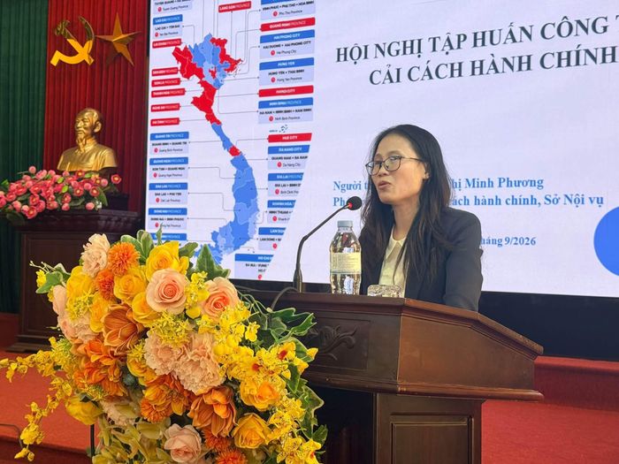 Phó Trưởng phòng Cải cách hành chính (Sở Nội vụ Hà Nội) Trần Thị Minh Phương trao đổi tại lớp tập huấn. Ảnh: Ngân Nguyễn