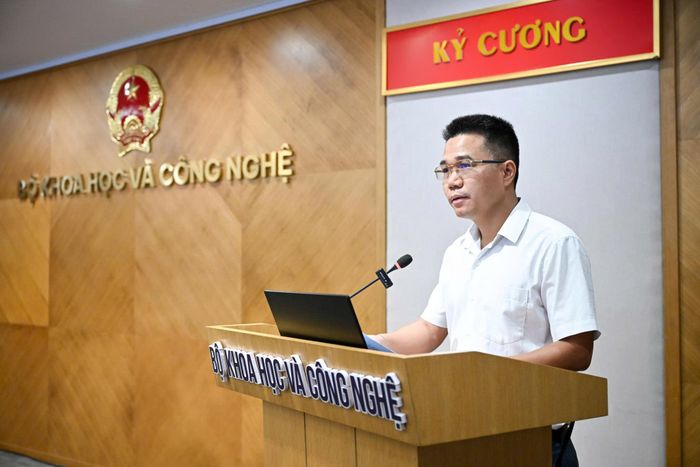 Phó Vụ trưởng Vụ Bưu chính Lê Chung thông tin về dự thảo Luật Bưu chính sửa đổi. Ảnh: Lê Minh