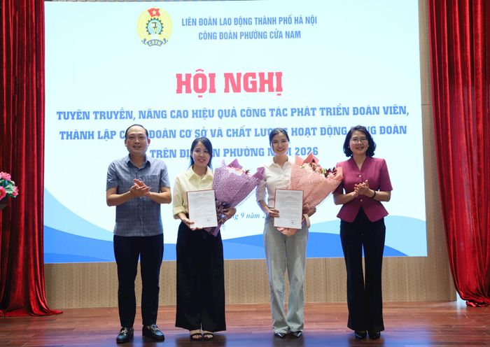Trao quyết định thành lập 2 Công đoàn cơ sở phường Cửa Nam. Ảnh: PV