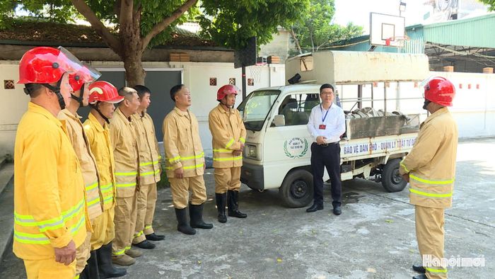 Lãnh đạo Văn phòng HĐND&UBND cùng Đội PCCC tình nguyện phường Bồ Đề khảo sát trụ sở số 39 Nguyễn Gia Bồng. Ảnh: Thái Trọng.