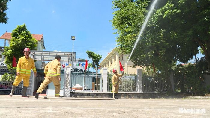 Diễn tập tình huống chữa cháy nhà ở riêng lẻ tại trụ sở số 39 Nguyễn Gia Bồng. Ảnh: Thái Trọng.