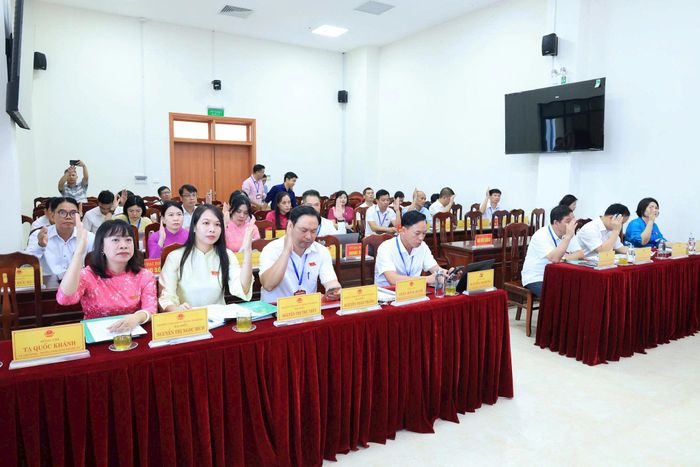 Các đại biểu thống nhất biểu quyết thông qua các nghị quyết trình tại kỳ họp. Ảnh: PV