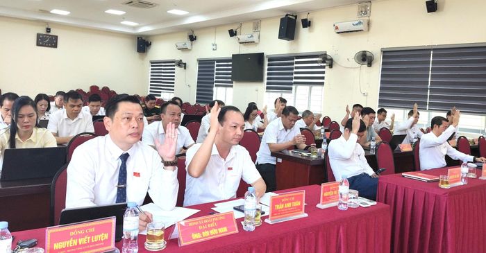 Các đại biểu thống nhất 2 nội dung quan trọng tại kỳ họp. Ảnh: Thùy Nam