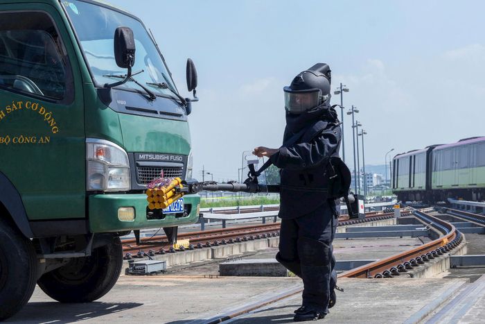 Lực lượng chức năng diễn tập tình huống xử lý bom mìn trên metro. Ảnh: Duy Khánh