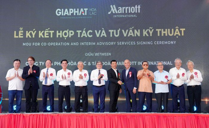 Các đại biểu chúc mừng các đơn vị triển khai dự án tại lễ khởi công. Ảnh: Hồng Thái