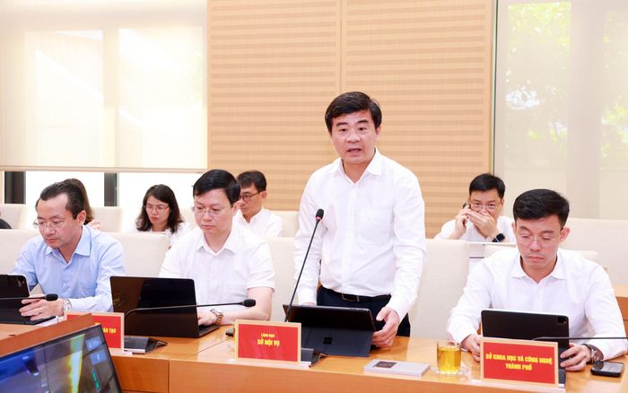 Phó Giám đốc Sở Nội vụ Nguyễn Xuân Lưỡng trả lời tại phiên giải trình. Ảnh: Văn Tuyến