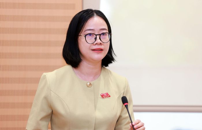 Đại biểu Dương Thị Phương Nhung, Ủy viên chuyên trách Ban Kinh tế - Ngân sách HĐND thành phố nêu câu hỏi tại phiên họp giải trình. Ảnh: Văn Tuyến