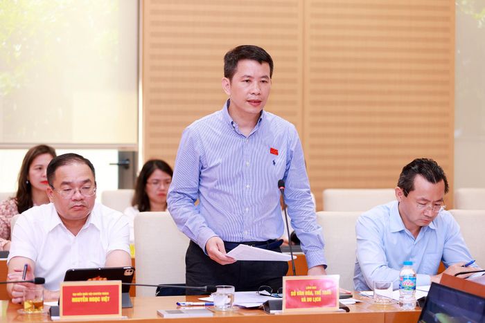 Giám đốc Sở Văn hóa, Thể thao và Du lịch Hà Nội Phạm Tuấn Long giải trình, làm rõ một số nội dung. Ảnh: Văn Tuyến