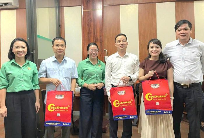 Đoàn công tác Hội Nông dân thành phố Hà Nội chụp ảnh lưu niệm và tặng quà tại các điểm đến thăm. Ảnh: HND