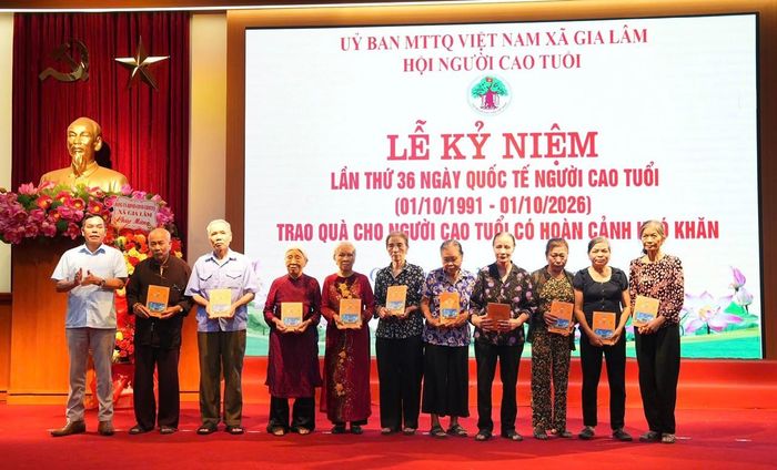 Lãnh đạo xã Gia Lâm trao quà cho người cao tuổi có hoàn cảnh khó khăn. Ảnh: Hoàng Anh