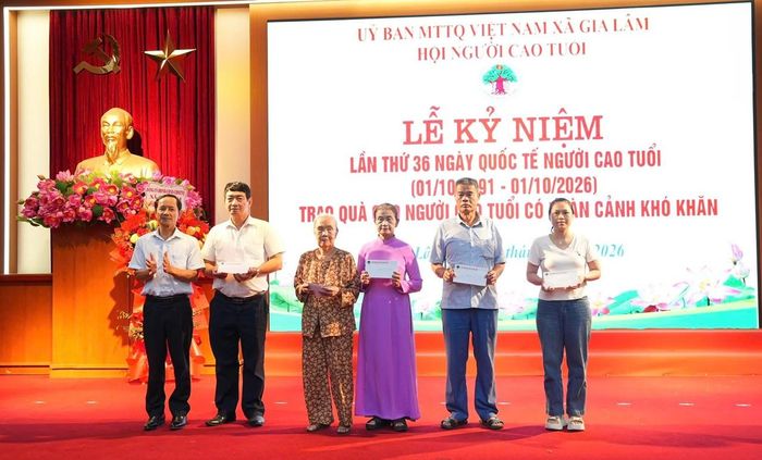 Chánh Văn phòng Hội Người cao tuổi thành phố Hà Nội Hồ Minh Tâm trao quà cho người cao tuổi có hoàn cảnh khó khăn. Ảnh: Hoàng Anh