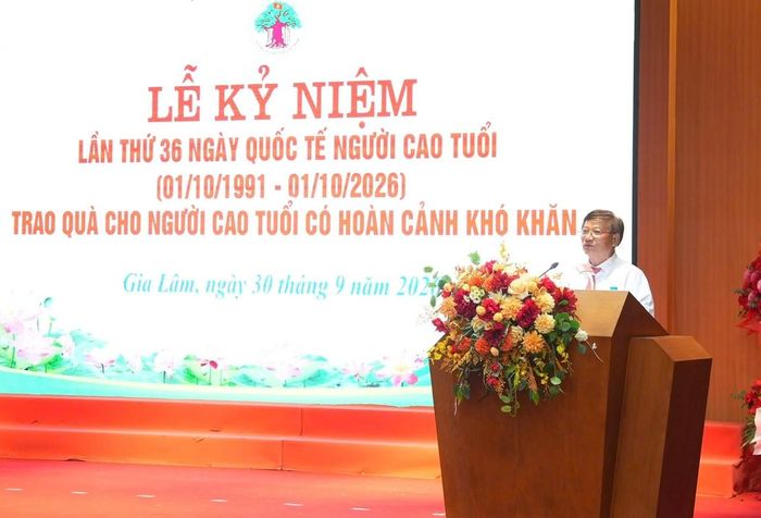 Chủ tịch Hội Người cao tuổi xã Gia Lâm Phan Đình Thái đọc diễn văn tại buổi lễ. Ảnh: Hoàng Anh