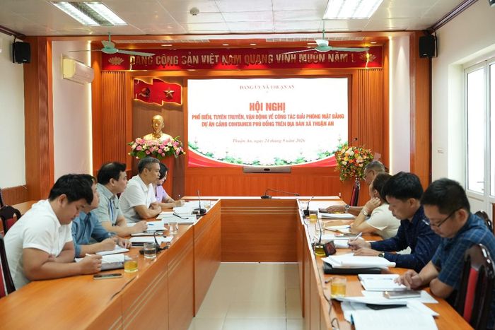 Hội nghị tuyên truyền, vận động về công tác giải phóng mặt bằng Dự án xây dựng Cảng container Phù Đổng trên địa bàn xã Thuận An. Ảnh: Vân Thư