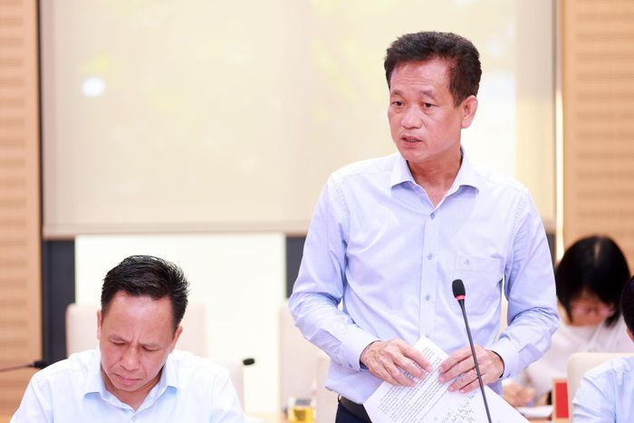 Phó Giám đốc Sở Xây dựng Trần Quang Tuyên trả lời tại phiên họp giải trình. Ảnh: Văn Tuyến