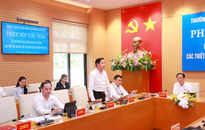 Đại biểu Trần Hợp Dũng, Trưởng Ban Đô thị HĐND thành phố nêu câu hỏi tại phiên họp giải trình. Ảnh: Văn Tuyến