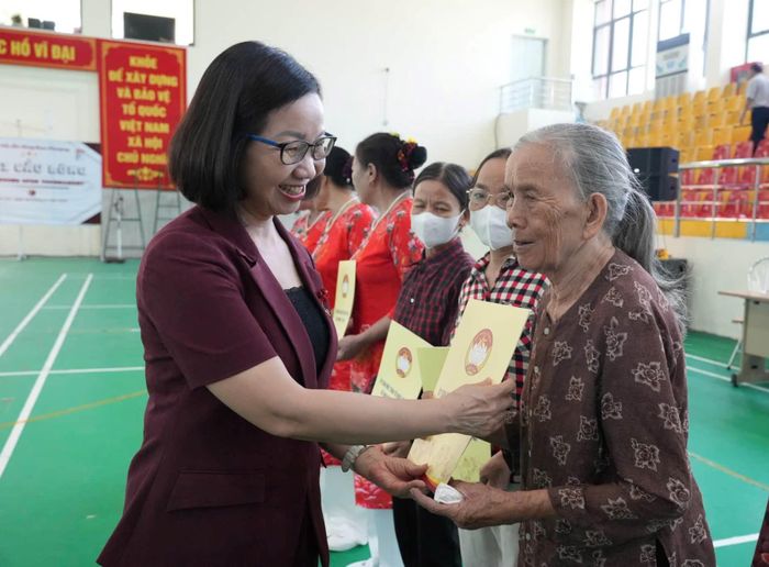 Phó Bí thư Thường trực Đảng ủy xã Đan Phượng Nguyễn Thị Hiền tặng quà cho người cao tuổi. Ảnh: Nga Nguyễn